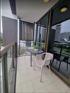 Broadbeach Stunner Modern and Central