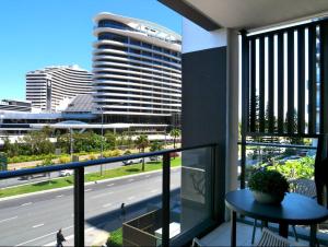 Broadbeach Stunner Modern and Central