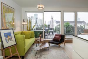 SkyLine Apartment mit Terrasse close to Lakes