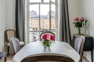 Appartements Suites Mana - Suite Bleu Pacifique - Place Ducale avec Parking prive inclus : photos des chambres
