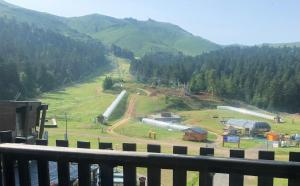 Appartements Le Lioran, La Sumene, Studio balcon tout confort aux pieds des pistes : Studio - Vue sur Montagne