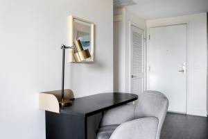 Playa Vista 1br w pool gym lounge wd nr 405 LAX-1026