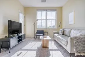 San Bruno 2BR w Pool WD Gym highway access SFO-727 - 蒙塔拉