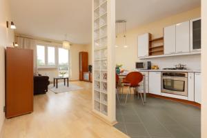 Spacious & Quiet 1 Bedroom Apartment in Pruszków by Noclegi Renters