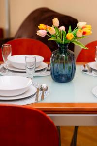 Spacious & Quiet 1 Bedroom Apartment in Pruszków by Noclegi Renters