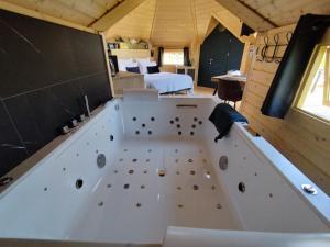 Maisons d'hotes Cottage climatise avec baignoire SPA 2 personnes : photos des chambres