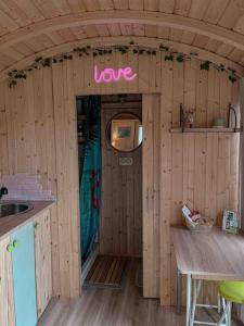 Chalets Roulotte „couleur“ : photos des chambres