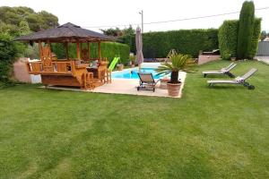 Villas Charming Villa with pool, close to city center : photos des chambres