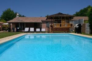 Villas Charming Villa with pool, close to city center : photos des chambres