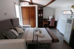 Villas Charming Villa with pool, close to city center : photos des chambres