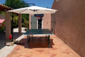 Villas Charming Villa with pool, close to city center : photos des chambres