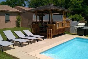 Villas Charming Villa with pool, close to city center : photos des chambres