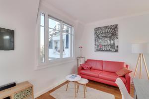 Eiffel Tower view + terrace Saint Germain des Pres