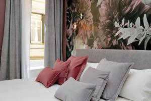 YCH-Butterfly Flat close Trevi Fountain