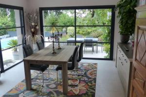 Villa standing piscine privée en écrin de verdure