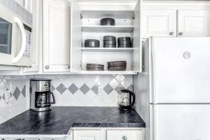 N End 2BR w balcony rooftop on Hanover BOS-420