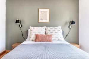 N End 2BR w balcony rooftop on Hanover BOS-420