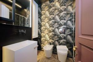 YCH-Butterfly Flat close Trevi Fountain