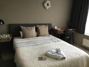 Guesthouse De Steenberg tweepersoonskamer met grote badkamer, kitchenette en tuinzicht op de eerste verdieping