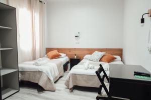 Double Room with Extra Bed room in Hostal Ruta de Francia
