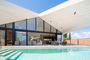 Stunning Luxury Villa Sandorin Private Seaside Oasis with Pool, Jacuzzi & Gym in Sutivan