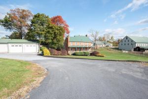 Cozy Cow Homestead with pool!