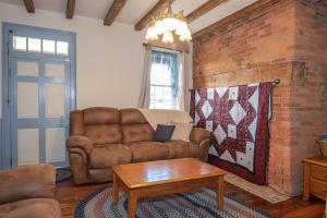 Cozy Cow Homestead with pool!