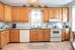 Cozy Cow Homestead with pool!