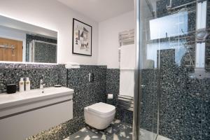 Modern Home in Windermere by LetMeStay