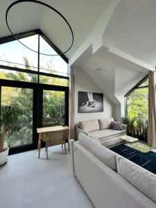 Pokoje żeglarskie z widokiem na jezioro