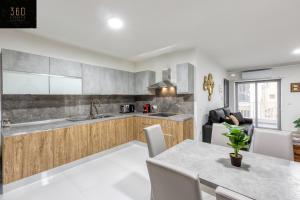 Wonderful 2BR home, w comfy sofa, SMART TV & WIFI by 360 Estates
