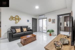 Wonderful 2BR home, w comfy sofa, SMART TV & WIFI by 360 Estates