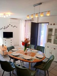 Appartements Gite classe 3 etoiles dans residence standing avec - Piscine Clim Parking Wifi Pret Velos - Menage et linge non inclus : photos des chambres