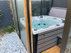 Villas Villa piscine, spa & petanque a Uzes centre ! : photos des chambres
