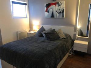 Appartement standing 2 personnes tout équipé terrasse, stationnement facile et gratuit dans quartier des arènes