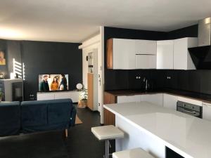 Appartement standing 2 personnes tout équipé terrasse, stationnement facile et gratuit dans quartier des arènes