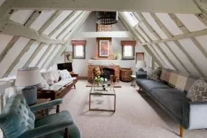 Characterful apartment in the heart of Petworth - North Dalton