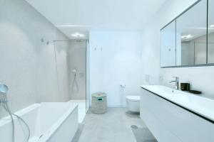 Infinity 0-3 LUXE PARTIAL SEA VIEW 2B