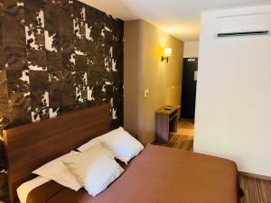 Hotels L'HOTEL DE LA BOURSE a BAGNOLS-SUR-CEZE : photos des chambres