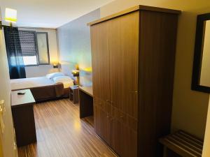 Hotels L'HOTEL DE LA BOURSE a BAGNOLS-SUR-CEZE : photos des chambres