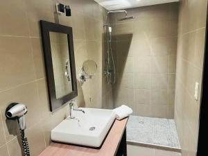 Hotels L'HOTEL DE LA BOURSE a BAGNOLS-SUR-CEZE : photos des chambres