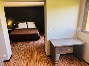 Hotels L'HOTEL DE LA BOURSE a BAGNOLS-SUR-CEZE : photos des chambres