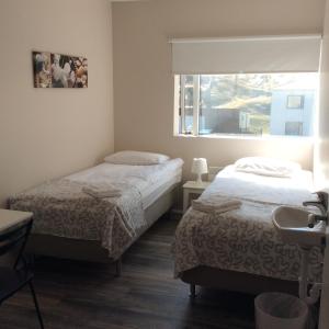 Standard Twin Room with Mountain View room in Við Hafið Guesthouse