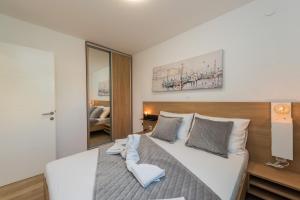 Pool Apartments Banta B