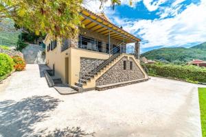 Villa Nikolas stone house with stynning seaview
