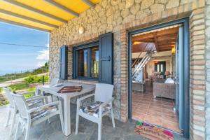 Villa Nikolas stone house with stynning seaview