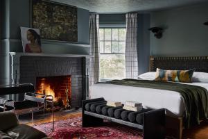 Bacoate room in 1889 WhiteGate Inn & Cottage