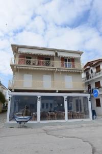 ΜΕ ΘΕΑ ΤΗΝ ΓΟΡΓΟΝΑ