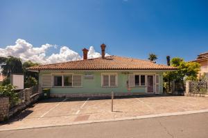 Old Road Rooms and Apartments with Pool