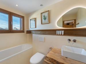 Appartement de charme avec cheminée et balcon ensoleillé à Courchevel - FR-1-564-84